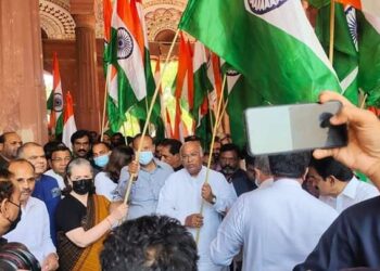 संसद भवन परिसर में विपक्षी दलों ने निकाला तिरंगा मार्च