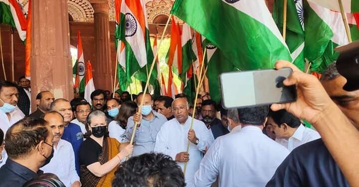संसद भवन परिसर में विपक्षी दलों ने निकाला तिरंगा मार्च