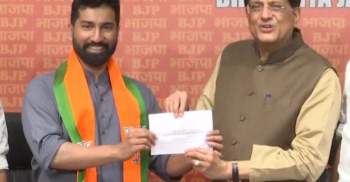 कांग्रेस नेता ऐके एंटोनी के बेटे अनिल एंटोनी ने बीजेपी ज्वाइन किया