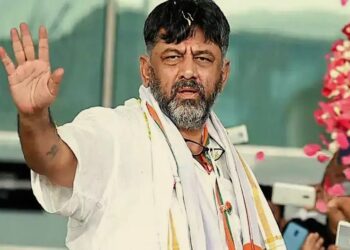 रैली के दौरान नोट उड़ाने के मामले में डीके शिवकुमार पर FIR दर्ज