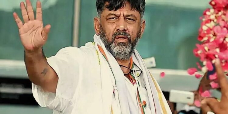 रैली के दौरान नोट उड़ाने के मामले में डीके शिवकुमार पर FIR दर्ज