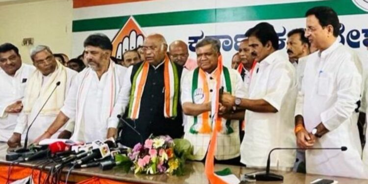 शेट्टार ने थामा कांग्रेस का हाथ, भाजपा पर लगाया अपमानित करने का आरोप