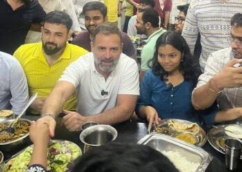 दिल्ली विश्वविद्यालय के नार्थ कैंपस छात्रों से मिलने पहुंचे कांग्रेस नेता राहुल गाँधी