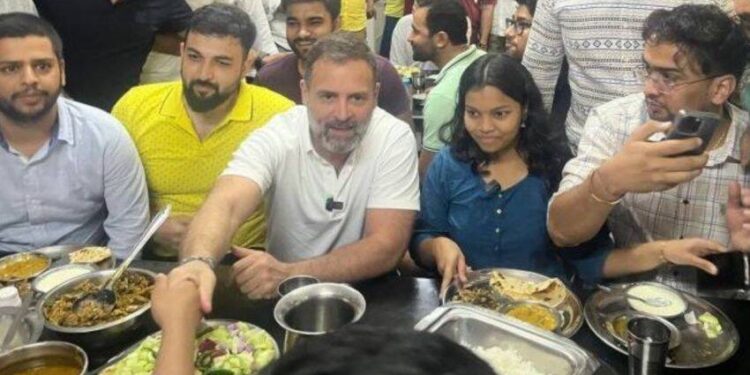 दिल्ली विश्वविद्यालय के नार्थ कैंपस छात्रों से मिलने पहुंचे कांग्रेस नेता राहुल गाँधी