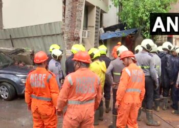 तेज़ बारिश के बाद मुंबई के घाटकोपर में 4 मंज़िला बिल्डिंग का हिस्सा ढहा, 2 के फंसे होने की आशंका