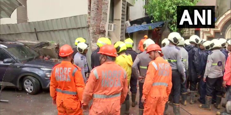 तेज़ बारिश के बाद मुंबई के घाटकोपर में 4 मंज़िला बिल्डिंग का हिस्सा ढहा, 2 के फंसे होने की आशंका
