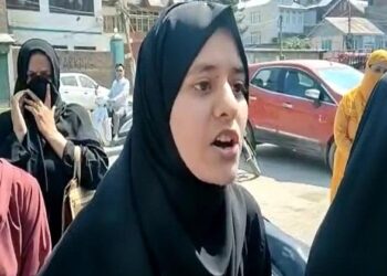 कश्मीर के श्रीनगर में मुस्लिम छात्राओं को हिजाब पहनकर कॉलेज में आने पर प्रतिबंध, मचा बवाल