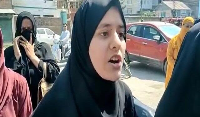 कश्मीर के श्रीनगर में मुस्लिम छात्राओं को हिजाब पहनकर कॉलेज में आने पर प्रतिबंध, मचा बवाल