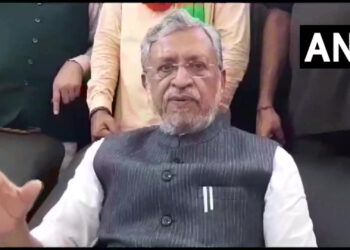 संतोष मांझी का इस्तीफा दर्शाता है कि महागठबंधन टूट के कगार पर है: सुशील कुमार मोदी