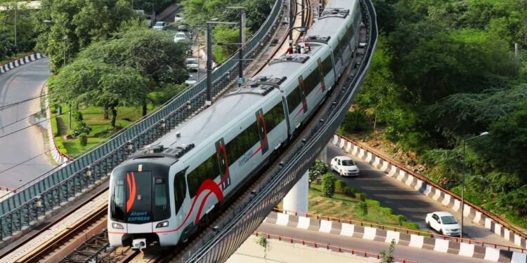 दिल्ली मेट्रो का बड़ा फैसला, अब यात्री मेट्रो में अपने साथ शराब की बोतल भी ले जा सकेंगे