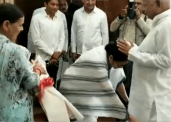 पटना पहुंचे ममता बनर्जी ने छुए लालू यादव के पैर, कहा कि अभी भी बीजेपी से लड़ सकते हैं