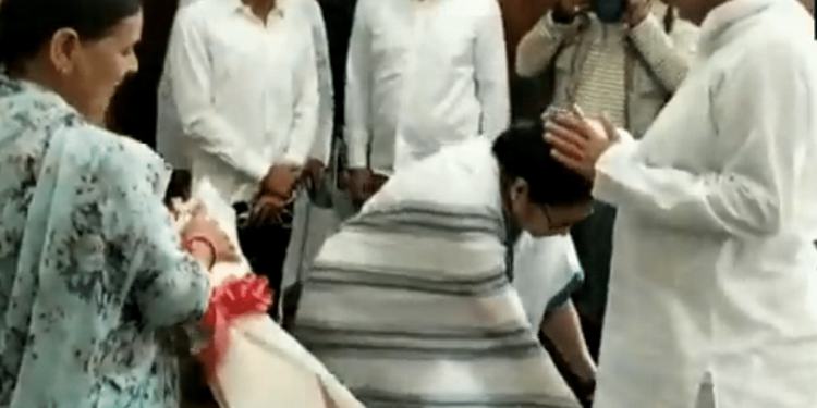 पटना पहुंचे ममता बनर्जी ने छुए लालू यादव के पैर, कहा कि अभी भी बीजेपी से लड़ सकते हैं