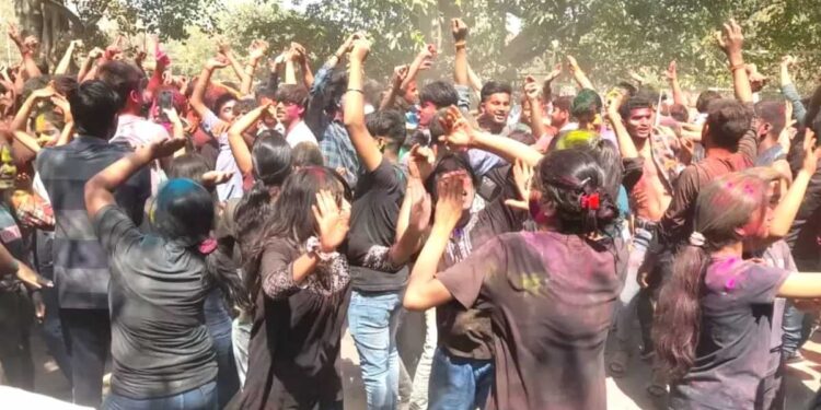 पाकिस्तान में सेंट्रल यूनिवर्सिटीज में होली खेलने पर प्रतिबंध का आदेश