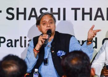 कर्नाटक जीत से लोकसभा के लिए कांग्रेस पार्टी को संतुष्ट नहीं होना चाहिए: शशि थरूर