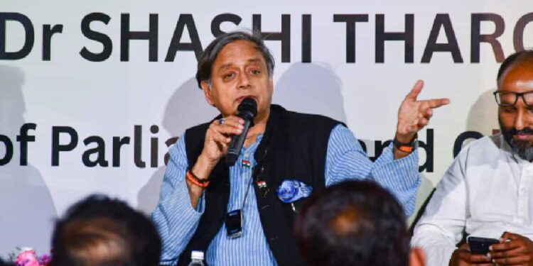 कर्नाटक जीत से लोकसभा के लिए कांग्रेस पार्टी को संतुष्ट नहीं होना चाहिए: शशि थरूर