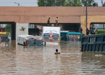 यमुना के उफान से पानी से भरा दिल्ली का निचला इलाका, रविवार तक स्कूल और कॉलेज बंद