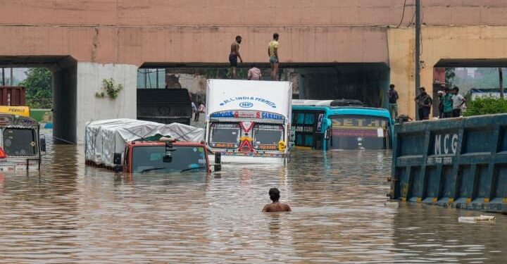 यमुना के उफान से पानी से भरा दिल्ली का निचला इलाका, रविवार तक स्कूल और कॉलेज बंद