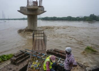 कम हुआ यमुना का जलस्तर, दिल्ली समेत UP के कई ज़िलों में घटने का लगा बाढ़ का पानी