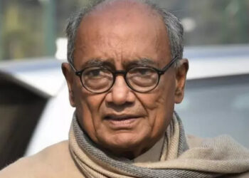 गोलवलकर पोस्टर विवाद में बुरे फंसे दिग्विजय सिंह, इंदौर में FIR दर्ज