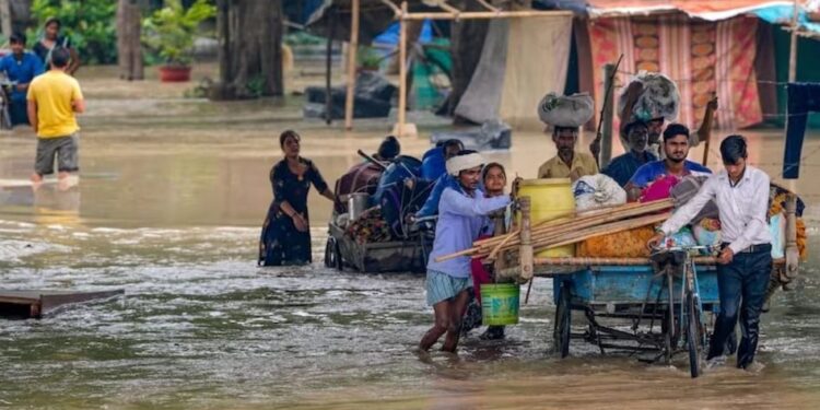 दिल्ली वासियों को बाढ़ से मामूली राहत, पानी के स्तर में कुछ सेंटीमीटर की गिरावट