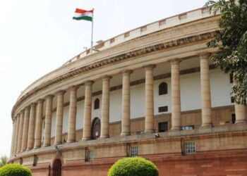 खूटी पर टंगा लोकतंत्र