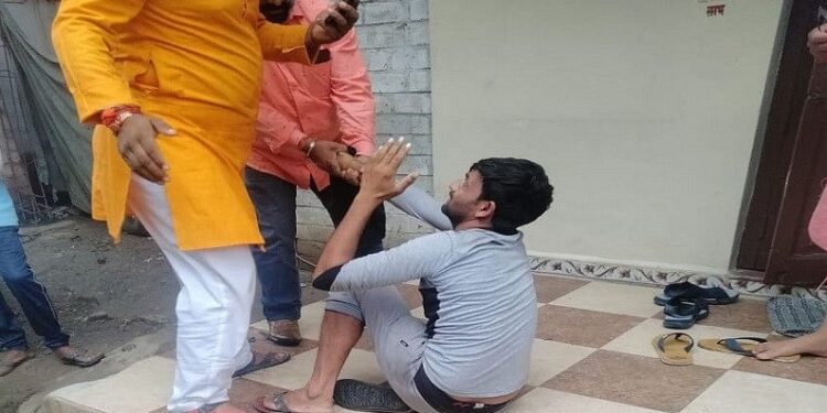 اندور میں مسلم نوجوان کی پٹائی