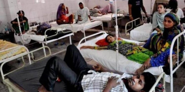 فیروز آباد میں ڈینگو بخار کا قہر، ہسپتال میں جگہ نہیں، مریض اور ان کے اہلِ خانہ پریشان