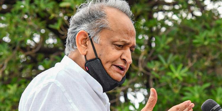 یوپی میں اپوزیشن لیڈروں کی غیر قانونی حراست جمہوری اقدار کے خلاف: اشوک گہلوت