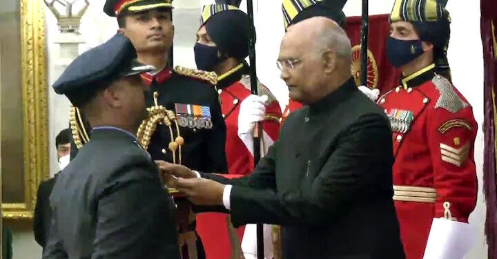 پاکستان کے ایف – 16 طیارے کو مار گرانے والے ابھینندن ورتھمان کو ویر چکر سے نوازا گیا