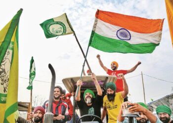 سرکاری غرور چکناچور، کسانوں کا جشن مگر احتجاج برقرار