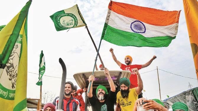 سرکاری غرور چکناچور، کسانوں کا جشن مگر احتجاج برقرار