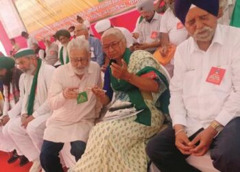 ممبئی سے کسانوں کا مودی سرکار کو انتباہ، بی جےپی کو ہرانے کا عزم