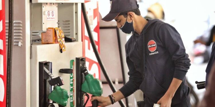 ملک میں پٹرول اور ڈیزل کی قیمتوں میں کوئی راحت  نہیں