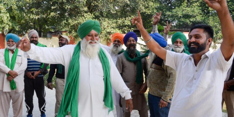 کسانوں کی تحریک کے سامنے سرجھکاتے ہوئے وزیر اعظم نریندر مودی نے تینوں زرعی قوانین کو منسوخ کرنے کا اعلان کیا۔