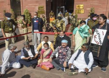 ترنمول اراکین پارلیمان کا وزارت داخلہ کے باہر دھرنا