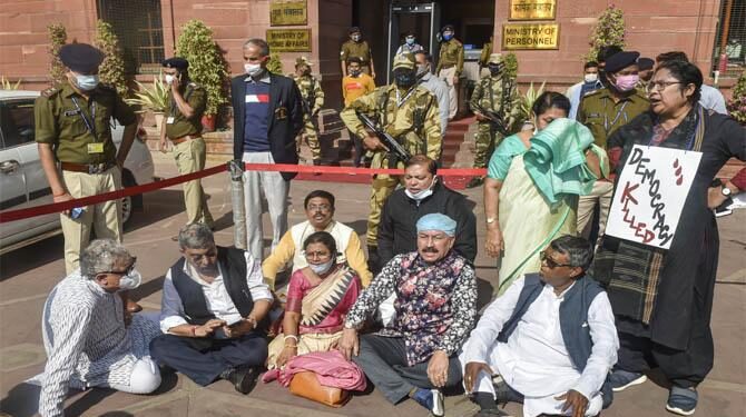 ترنمول اراکین پارلیمان کا وزارت داخلہ کے باہر دھرنا