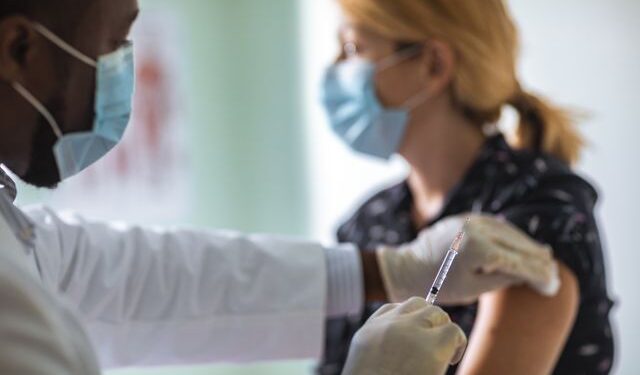 ملک میں کورونا وائرس کے ایکٹیو کیسز کی شرح گھٹ کر 0.39 فیصد