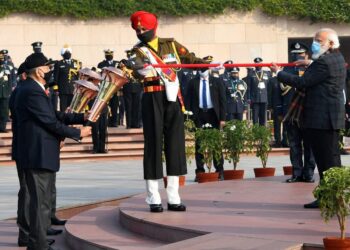 وزیر اعظم نے وجے دوس پر جنگی یادگار پر جا کر شہیدوں کو خراج عقیدت پیش کیا