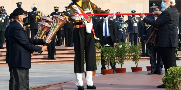 وزیر اعظم نے وجے دوس پر جنگی یادگار پر جا کر شہیدوں کو خراج عقیدت پیش کیا