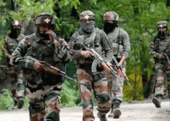 جموں و کشمیر کے شوپیاں میں جھڑپ شروع