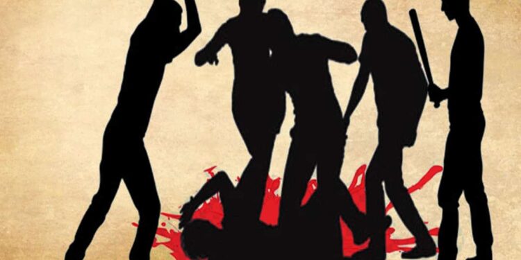 نشان صاحب کی بے حرمتی کے الزام میں بھیڑ نے پولیس کے سامنے نوجوان کو پیٹ پیٹ کر مارڈالا