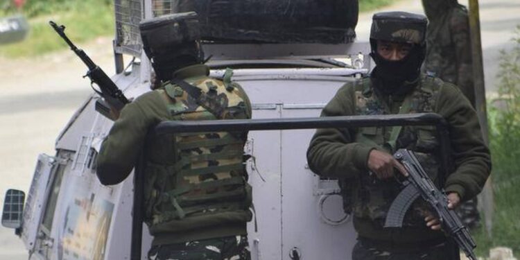 جنوبی ضلع پلوامہ میں شبانہ تصادم کے دوران حزب کمانڈر ہلاک