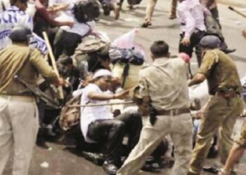 ٹیچر اہلیتی ٹیسٹ کے امیدواروں پولیس کی پر لاٹھی چاج