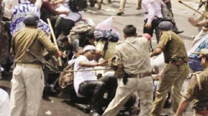 ٹیچر اہلیتی ٹیسٹ کے امیدواروں پولیس کی پر لاٹھی چاج