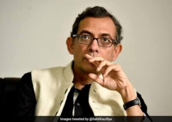 ہندوستان کے لوگ گہری تکلیف میں ہیں اور معیشت نازک دور میںہے