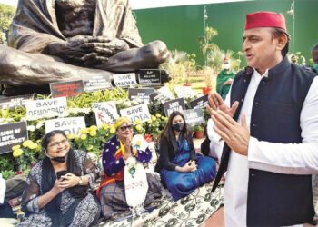 راجیہ سبھا کےمعطل اراکین کو اپوزیشن کےسینئر لیڈروں کی حمایت۱۲۰؍ اراکین پارلیمان نےدھرنے میں شرکت کی