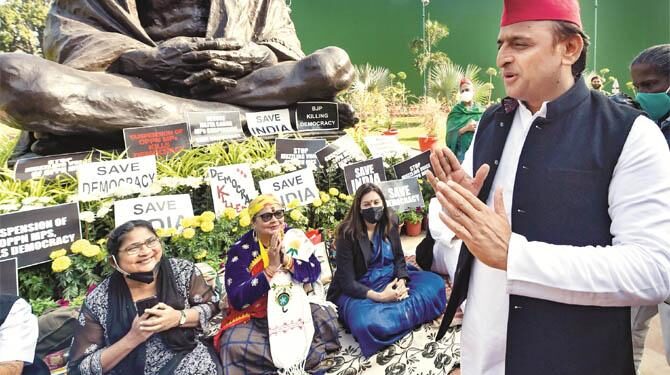 راجیہ سبھا کےمعطل اراکین کو اپوزیشن کےسینئر لیڈروں کی حمایت۱۲۰؍ اراکین پارلیمان نےدھرنے میں شرکت کی