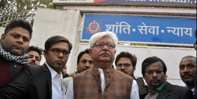 تہاڑ جیل سے رہائی کے بعد آصف محمد خاں گھر پہنچے