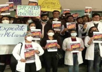 ہڑتالی ڈاکٹرس آر پار کے موڈ میں، مطالبات پورا نہ ہونے پر دیں گے استعفیٰ