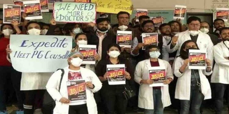 ہڑتالی ڈاکٹرس آر پار کے موڈ میں، مطالبات پورا نہ ہونے پر دیں گے استعفیٰ